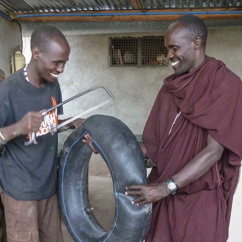Learning by doing. Here with support from Ndutu Lodge garage, KopeLion staff Roimen and Kitasho fix a puncture.